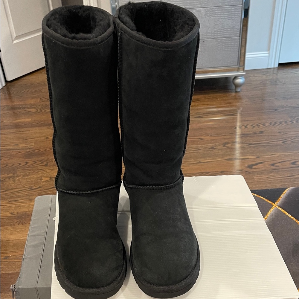 Black Suede Tall Boots u UGG brand
